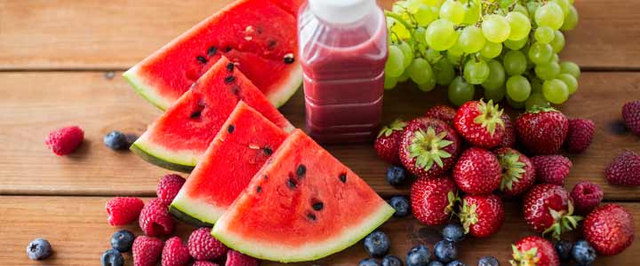 Frisse zomerse smoothie met watermeloen aardbeien en druiven